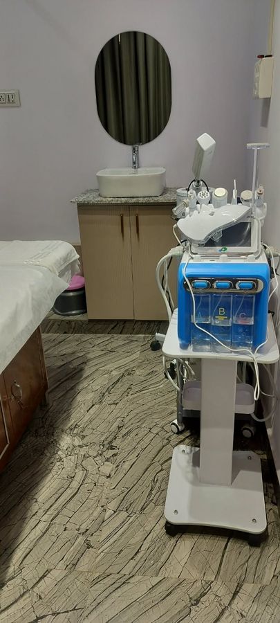 Skin care treatment room with facial equipment - Divine MakeOver, Mandla
