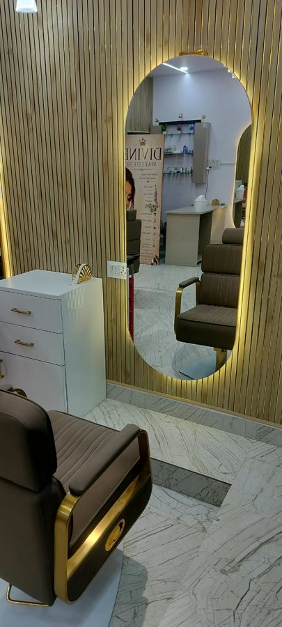 Styling chair and illuminated mirror - Divine MakeOver, Mandla