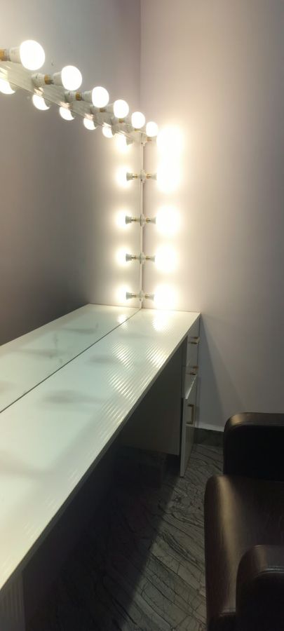Makeup station with a lighted mirror - Divine MakeOver, Mandla
