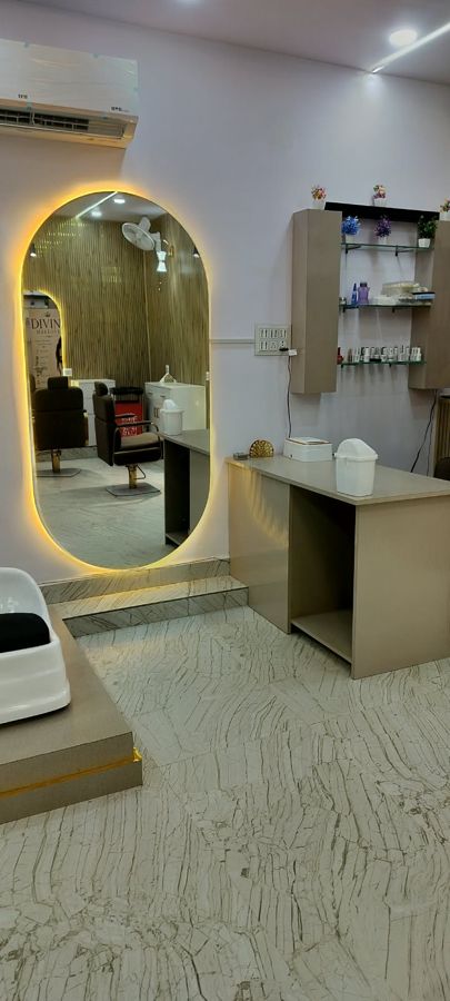 Mirror and makeup station - Divine MakeOver, Mandla