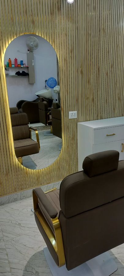 Salon chair with a gold-framed mirror - Divine MakeOver, Mandla